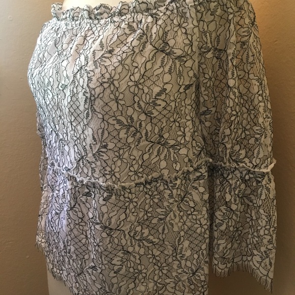 Cupcakes & Cashmere Off The Shoulder Lace Top  S - Picture 3 of 7